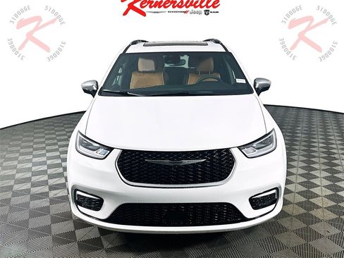 New 2026 Chrysler Pacifica Pinnacle image 2