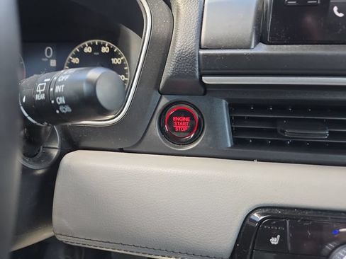 Used 2025 Honda Pilot EX-L image 24
