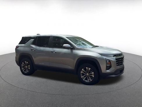 Used 2025 Chevrolet Equinox LT AWD/4WD image 2