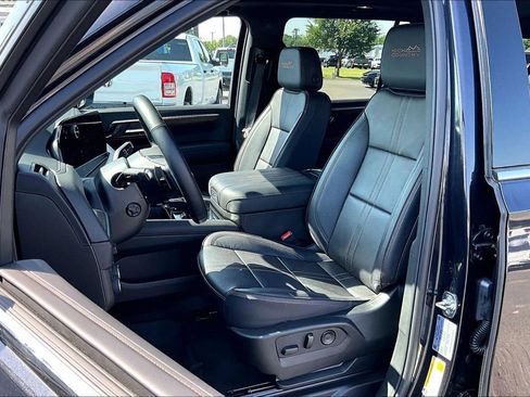 Used 2025 Chevrolet Suburban High Country w/ Sun And Tow Package AWD/4WD image 23