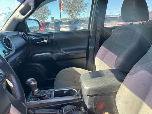 Used 2017 Toyota Tacoma TRD Sport w/ Tow Package (A/T) image 9