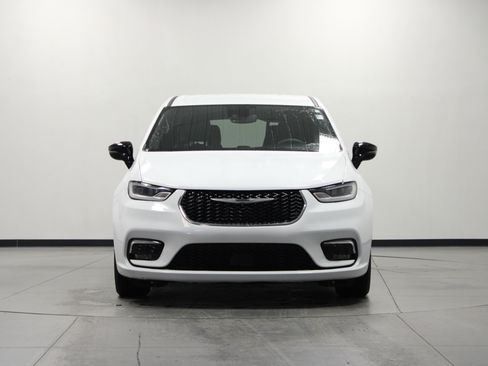 Used 2025 Chrysler Pacifica Select image 9