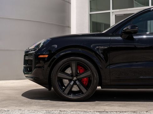 Used 2025 Porsche Cayenne Turbo AWD/4WD image 16