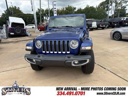 Used 2018 Jeep Wrangler Unlimited Sahara AWD/4WD image 3