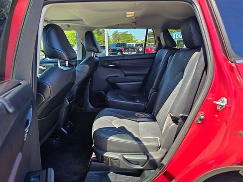 Used 2021 Toyota Highlander XLE AWD/4WD image 12