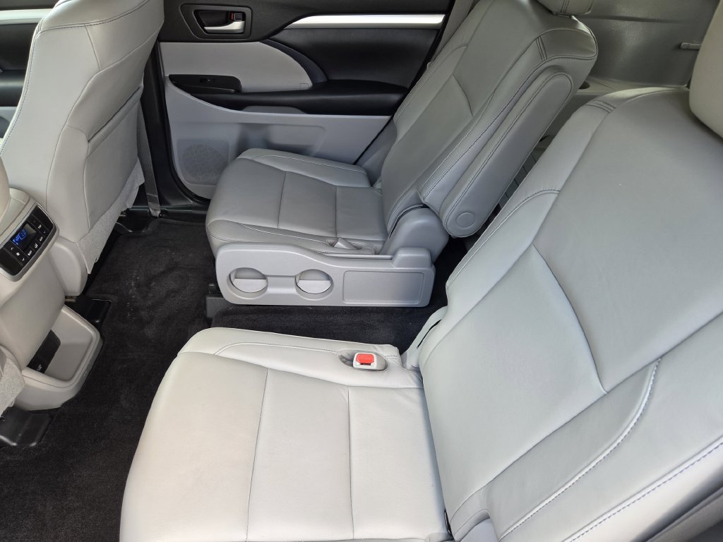 Used 2018 Toyota Highlander XLE FWD image 32