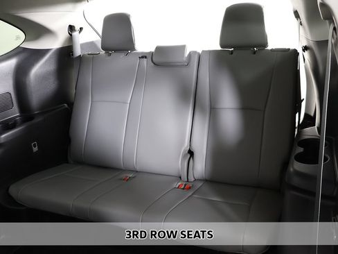 Used 2022 Toyota Highlander XLE AWD/4WD image 8