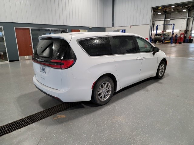 Used 2024 Chrysler Pacifica Touring-L FWD image 7