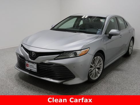 Used 2018 Toyota Camry XLE image 2