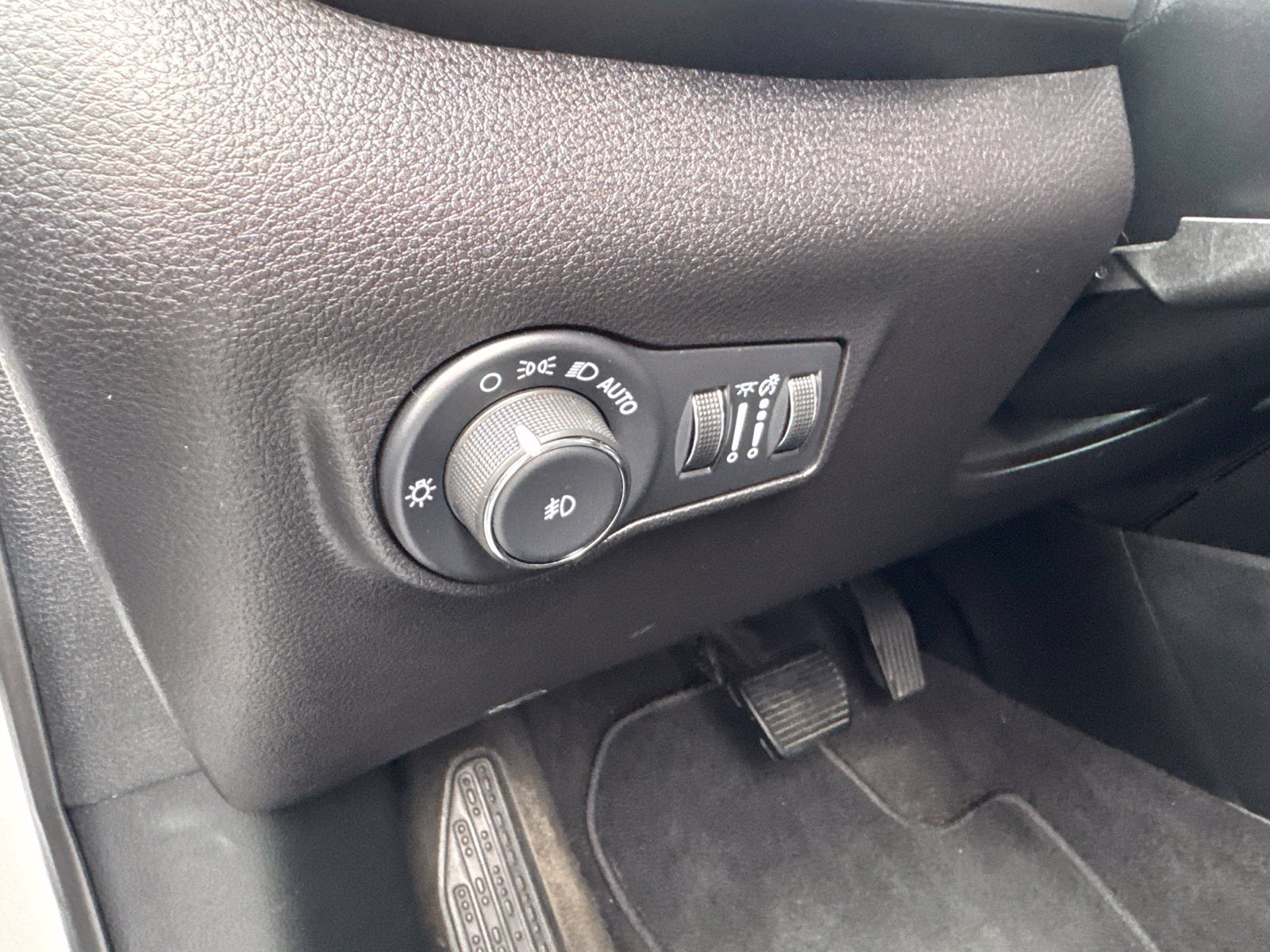 Used 2024 Jeep Compass Latitude AWD/4WD image 17