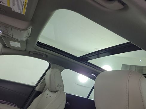 Used 2023 Cadillac XT4 Luxury w/ Cold Weather Package image 17