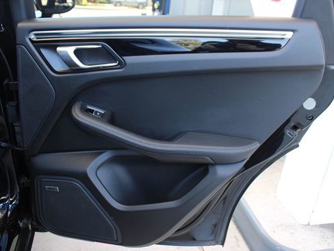 Used 2021 Porsche Macan AWD/4WD image 47