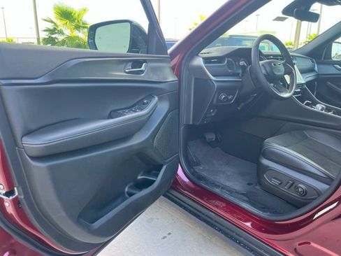 New 2025 Jeep Grand Cherokee Altitude image 14