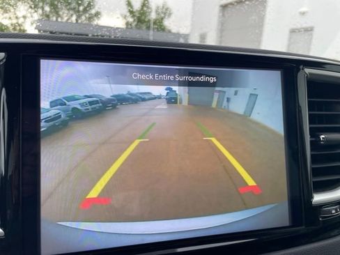Used 2024 Chrysler Pacifica Touring-L FWD image 9