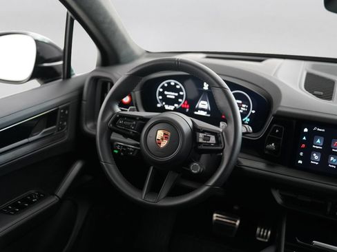 Used 2025 Porsche Cayenne GTS AWD/4WD image 28