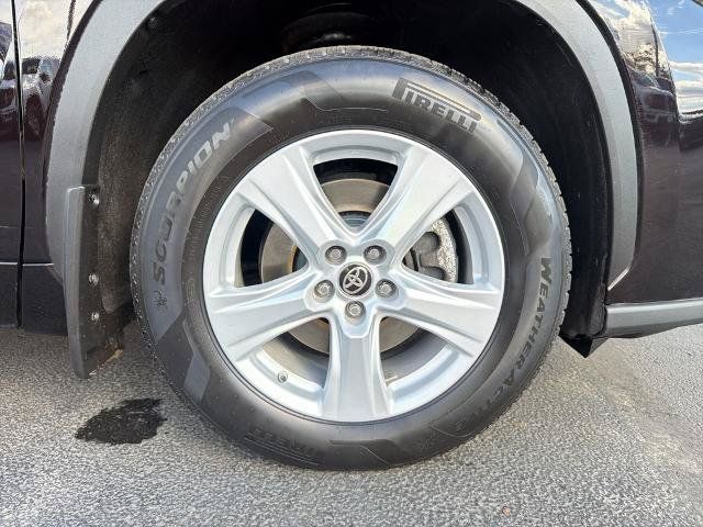 Used 2020 Toyota Highlander L AWD/4WD image 5