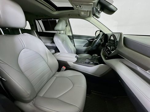 Used 2023 Toyota Highlander XLE image 12