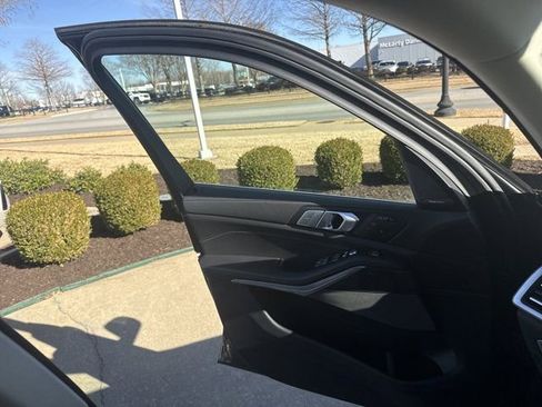 Used 2022 BMW X7 xDrive40i w/ Premium Package image 17