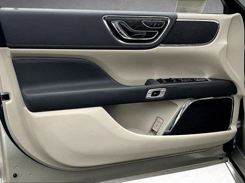 Used 2017 Lincoln Continental Select FWD image 21