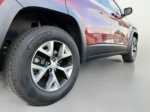 Used 2018 Jeep Cherokee Trailhawk w/ Quick Order Package 27L AWD/4WD image 15