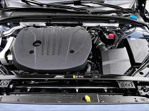 Used 2025 Volvo V60 B5 Cross Country Plus image 13