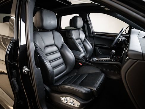 Certified 2024 Porsche Macan AWD/4WD image 29