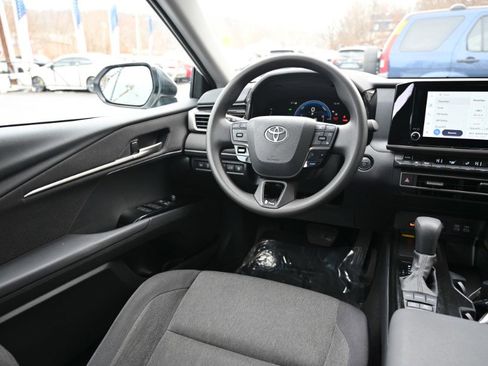 Used 2025 Toyota Camry LE image 10