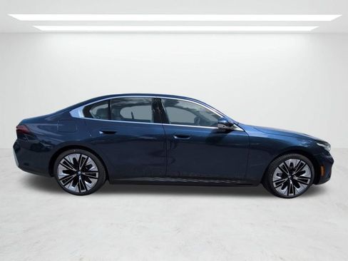 New 2026 BMW i5 eDrive40 w/ Premium Package image 3