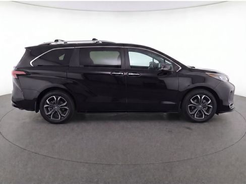 Used 2025 Toyota Sienna Platinum image 8