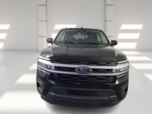 Used 2023 Ford Expedition Max XLT image 3