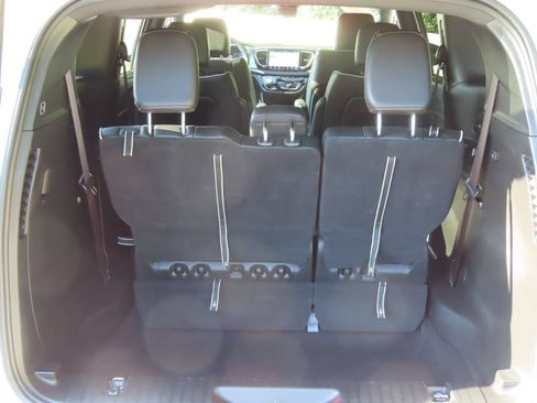 Certified 2025 Chrysler Pacifica Limited FWD image 17