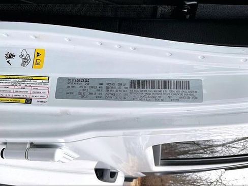 Used 2018 Jeep Wrangler Unlimited Sahara image 3