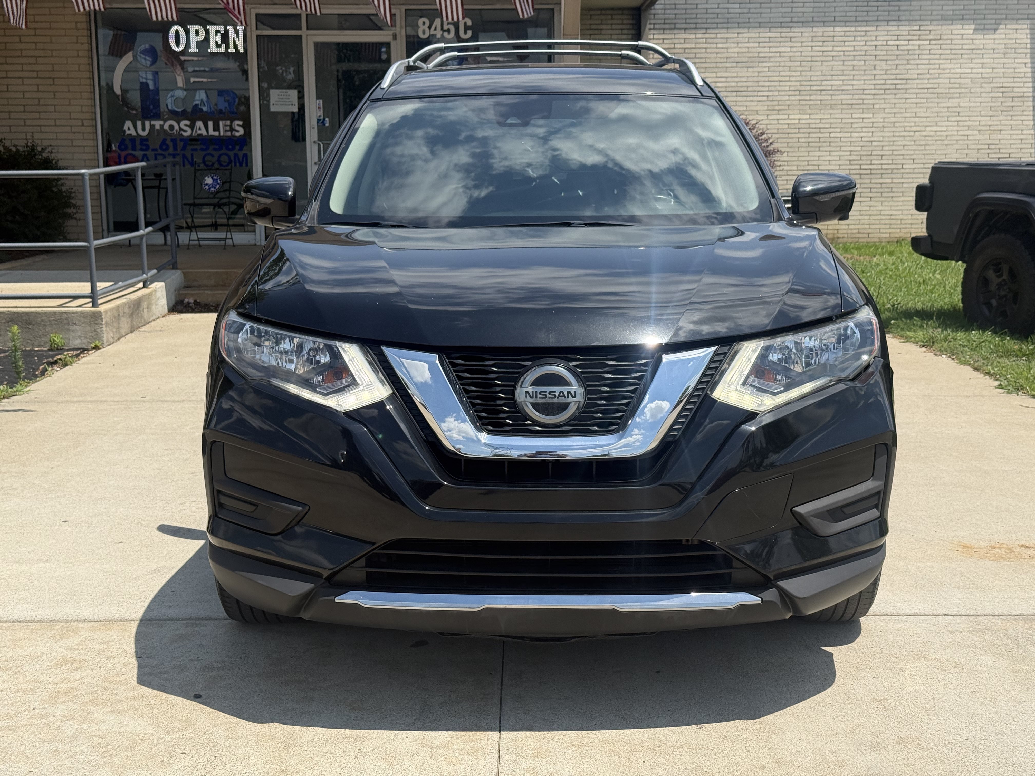 Used 2019 Nissan Rogue SV w/ Premium Package FWD image 2