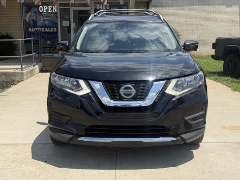 Used 2019 Nissan Rogue SV w/ Premium Package FWD image 2
