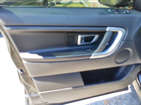 Used 2018 Land Rover Discovery Sport SE image 28