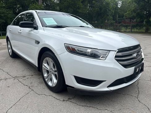 Used 2017 Ford Taurus SE FWD image 1
