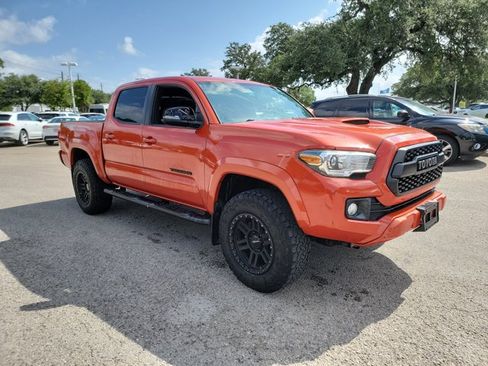 Used 2017 Toyota Tacoma TRD Sport w/ Tow Package AWD/4WD image 3