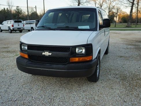 Used 2010 Chevrolet Express 1500 RWD image 5