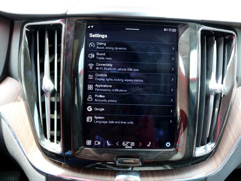 Used 2022 Volvo XC60 B5 Momentum image 38