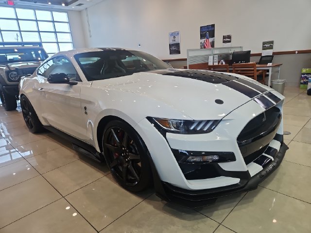 Used 2022 Ford Mustang Shelby GT500 w/ Carbon Fiber Track Pack RWD image 7