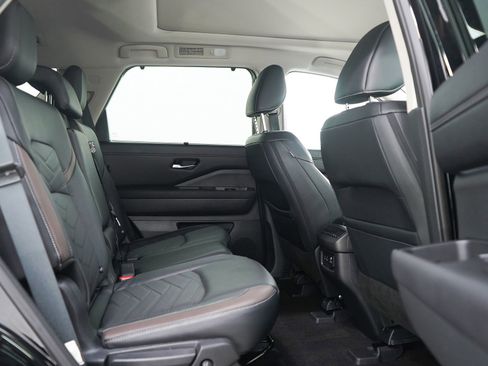 Used 2024 Nissan Pathfinder Platinum w/ Black Appearance Package image 12