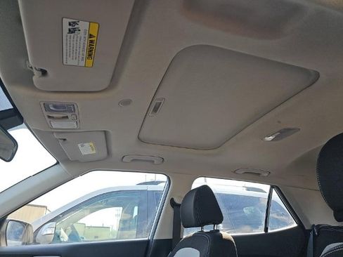 Used 2023 Hyundai Venue SEL image 15