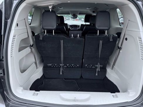 Used 2023 Chrysler Pacifica Touring-L FWD image 10