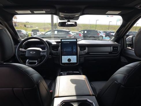 Used 2024 Ford Expedition Platinum image 14