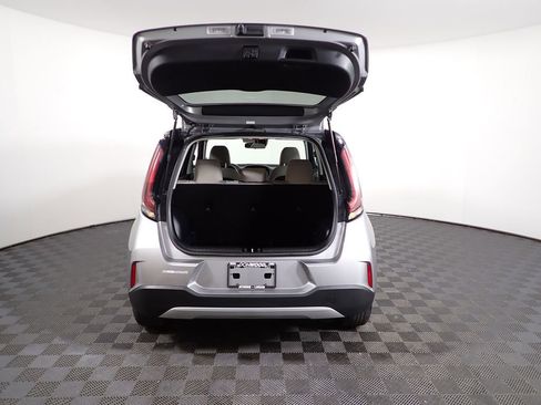 Used 2025 Kia Soul LX w/ LX Technology Package FWD image 17