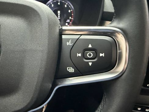 Used 2022 Volvo XC40 T5 Momentum AWD/4WD image 24