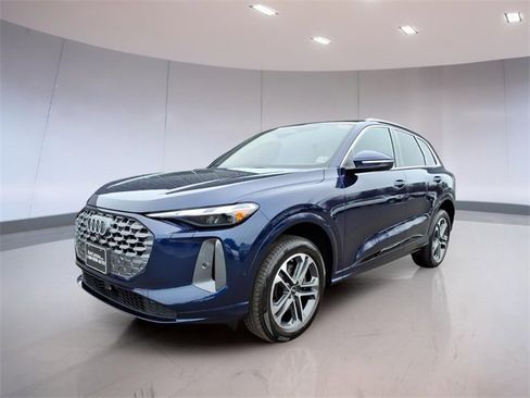 Used 2025 Audi Q5 Premium w/ Convenience Package image 3