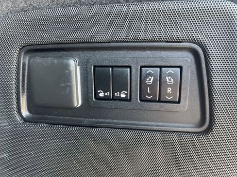 Used 2021 Cadillac Escalade ESV Premium Luxury w/ Performance Package image 18