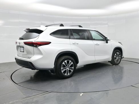 Used 2023 Toyota Highlander XLE AWD/4WD image 22