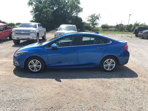 Used 2016 Chevrolet Cruze LT w/ Convenience Package FWD image 2